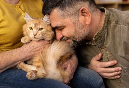 elderly-people-with-cat-pet-min